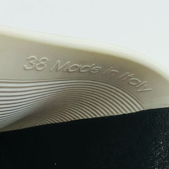 Prada: Black & White Rubber Flat Sandals Size: 8.5US - 38.5EU - Picture 6 of 7